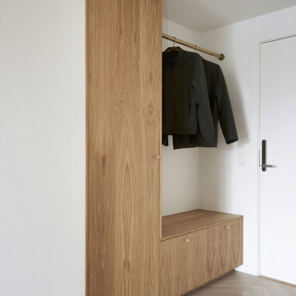 Garderobe kombineret med bænk